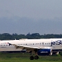 jetBlue Airways - Airbus A320-232 - N640JB "Blue Better Believe It"<br />JFK - TWA Hotel Pool Area - 17.8.2019 - 2:14 PM