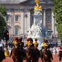 23.7.2019 - 10:53<br />Schau an, da kommen Reiter, und das Haus dahinter sieht nach dem Buckingham Palace aus. Ok, dann geh ich auch noch bis hinten hin, egal wie weit es dann wieder zurück ist. <br />