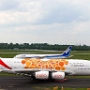 Emirates - Airbus A380-861 - A6-EOV "Expo 2020 Opportunity/Orange" Livery<br />Im Hintergrund der ANA Boeing 787-9 Dreamliner JA892A<br />DUS - Besucherterrasse - 26.4.2019